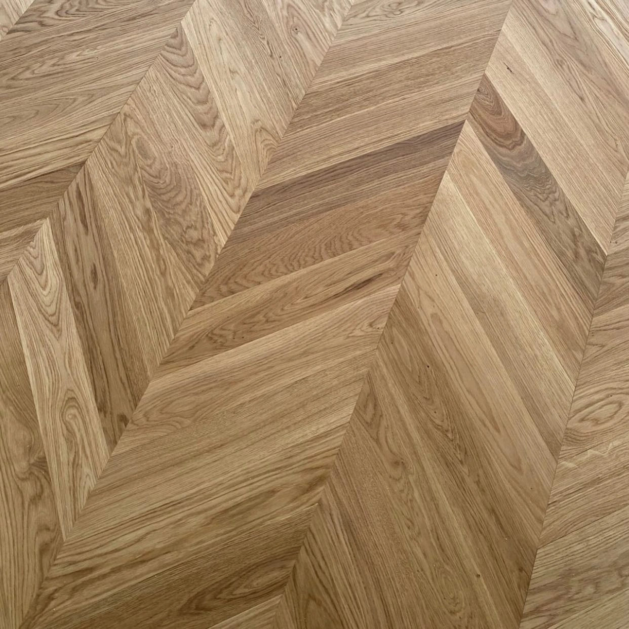 Massiv Fransk sildebensparket, Chevron - Hørning Eg Natur - 16 x 100 x 500 mm